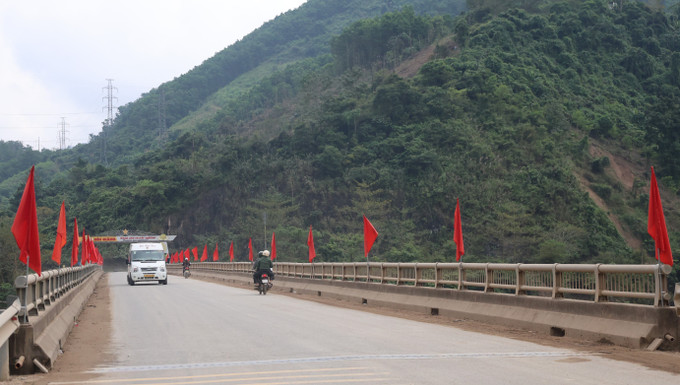 Nhiều đường phố ở xã miền núi Bến Giằng với sắc đỏ cờ Tổ quóc chào mừng Đại hội lần thứ XIV của Đảng. Ảnh: Đỗ Trưởng/TTXVN