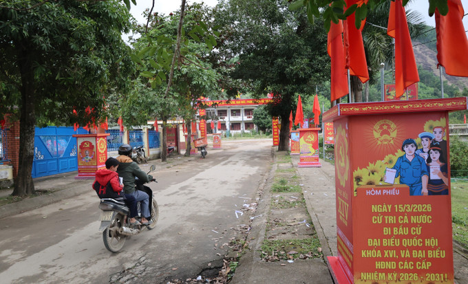 Nhiều đường phố ở xã miền núi Bến Giằng với sắc đỏ cờ Tổ quóc chào mừng Đại hội lần thứ XIV của Đảng. Ảnh: Đỗ Trưởng/TTXVN