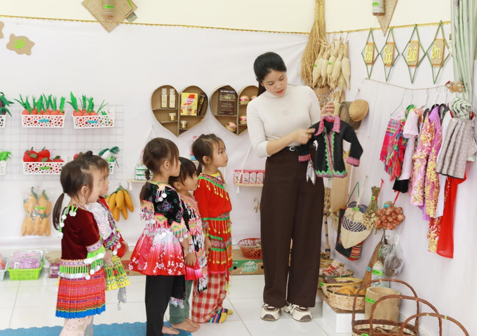 Không gian trong lớp học được các giáo viên trang trí với các bộ trang phục truyền thống gắn với đời sống hàng ngày của học sinh.