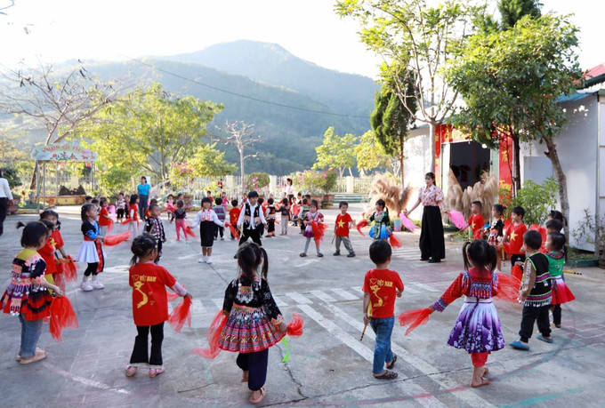 Học sinh thường xuyên được tham gia các hoạt động ngoài trời với các điệu múa dân ca của các dân tộc trên địa bàn hát bằng tiếng Việt.