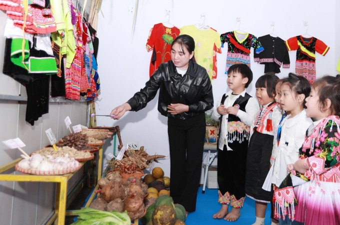 Các sản vật nông sản được giáo viên của trường gắn tên bằng tiếng Việt giúp các em có thêm kỹ năng biết về ngôn ngữ gần gũi với đời sống hàng ngày.