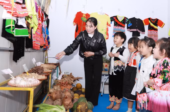 Các sản vật nông sản được giáo viên của trường gắn tên bằng tiếng Việt giúp các em có thêm kỹ năng biết về ngôn ngữ gần gũi với đời sống hàng ngày.