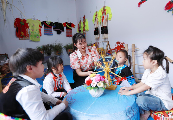 Ngoài những giờ học trên lớp, trẻ còn được tiềm hiểu về không gian văn hóa của các dân tộc mình.