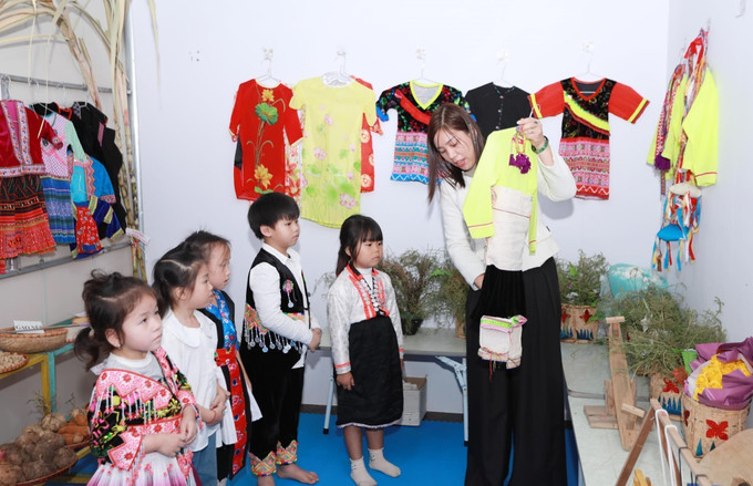 Để tăng cường tiếng Việt, giáo viên nhà trường đã xây dựng không gian văn hóa của các dân tộc sinh sống trên địa bàn để giới thiệu những bộ trang phục truyền thống của các dân tộc.