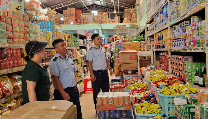 Lực lượng Quản lý thị trường tỉnh Gia Lai kiểm tra các mặt hàng thiết yếu trên địa bàn huyện biên giới Đức Cơ. Ảnh: Hoài Nam/TTXVN Lực lượng Quản lý thị trường tỉnh Gia Lai kiểm tra các mặt hàng thiết yếu trên địa bàn huyện biên giới Đức Cơ. Ảnh: Hoài Nam/TTXVN