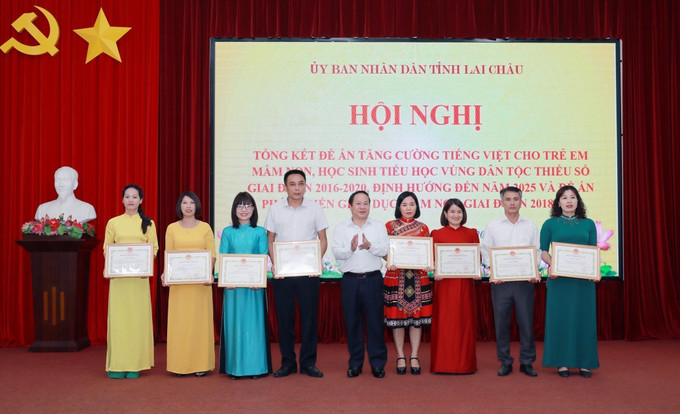 Phó Chủ tịch Thường trực UBND tỉnh Lai Châu Tống Thanh Hải tặng Bằng khen của Chủ tịch UBND tỉnh Lai Châu cho các tập thể, cá nhân vì đã có thành tích xuất sắc. Phó Chủ tịch Thường trực UBND tỉnh Lai Châu Tống Thanh Hải tặng Bằng khen của Chủ tịch UBND tỉnh Lai Châu cho các tập thể, cá nhân vì đã có thành tích xuất sắc.