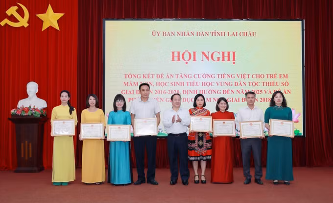Phó Chủ tịch Thường trực UBND tỉnh Lai Châu Tống Thanh Hải tặng Bằng khen của Chủ tịch UBND tỉnh Lai Châu cho các tập thể, cá nhân vì đã có thành tích xuất sắc.
