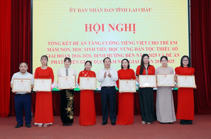 Tặng Bằng khen của Chủ tịch UBND tỉnh Lai Châu cho các tập thể, cá nhân vì đã có thành tích xuất sắc. Tặng Bằng khen của Chủ tịch UBND tỉnh Lai Châu cho các tập thể, cá nhân vì đã có thành tích xuất sắc.