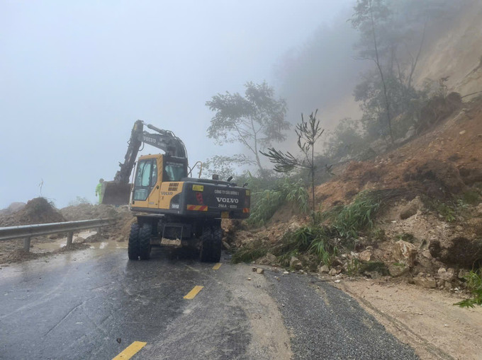Công ty cổ phần quản lý và xây dựng cầu đường 3 Lai Châu đã triển khai máy móc, phương tiện để khắc phục sạt lở. Ảnh: TTXVN phát sat-lo-5.jpg