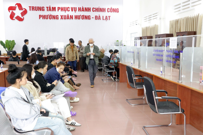 Nhiều người dân tới làm thủ tục tại Trung tâm phục vụ hành chính công phường Xuân Hương - Đà Lạt. Ảnh: Chu Quốc Hùng/TTXVN lam-dong.jpg