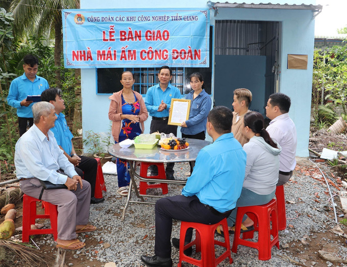 Liên đoàn lao động tỉnh Tiền Giang bàn giao căn nhà Mái ấm công đoàn cho chị Nguyễn Thị Kim Quyên, xã Trung An, thành phố Mỹ Tho, công nhân Công ty TNHH Dụ Đức Tiền Giang. tien-giang.jpg