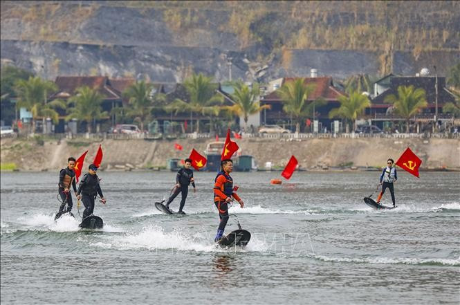 Màn biểu diễn lướt ván phản lực trên lòng hồ thủy điện. Ảnh tư liệu: Xuân Tư/TTXVN muong-lay.jpg