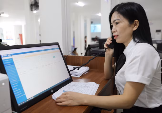 Cán bộ Trung tâm Phục vụ Hành chính công tỉnh Hà Giang tiếp nhận cuộc gọi qua đường dây nóng 1022 để kịp thời hỗ trợ người dân.