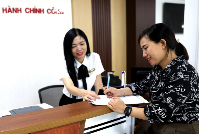 Cán bộ Trung tâm Phục vụ Hành chính công tỉnh Hà Giang tiếp nhận cuộc gọi qua đường dây nóng 1022 để kịp thời hỗ trợ người dân. tuyen-quang-2.jpg