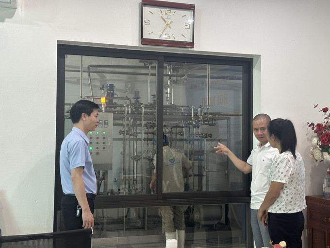 Anh Nguyễn Tiến Lộc (áo trắng) giới thiệu về quy trình sản xuất đạt tiêu chuẩn vệ sinh an toàn thực phẩm. Anh Nguyễn Tiến Lộc (áo trắng) giới thiệu về quy trình sản xuất đạt tiêu chuẩn vệ sinh an toàn thực phẩm.