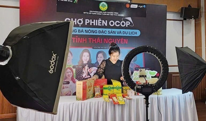 Phạm Thị Phương Mai, xã Trịnh Tường, tỉnh Lào Cai tập huấn, đào tạo cho bà con bán hàng qua nền tảng tiktok ở nhiều tỉnh. Ảnh: TTXVN phát