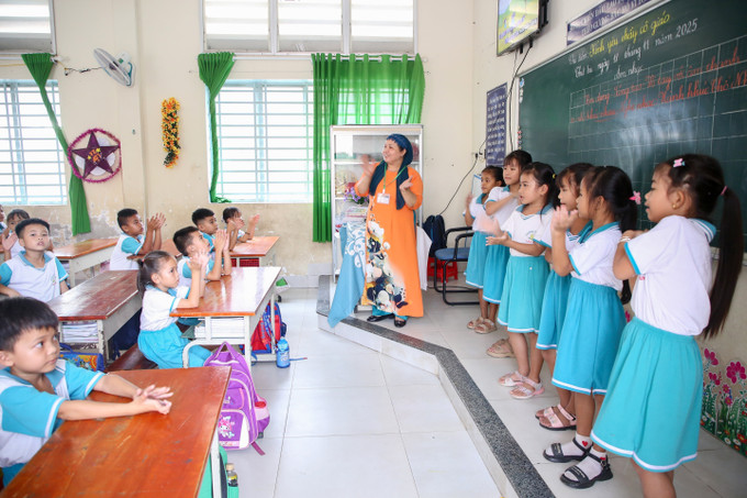 Giáo viên Trường Tiểu học Tân Hưng tận tình giảng dạy, hỗ trợ học sinh dân tộc Chăm trong giờ học trên lớp.