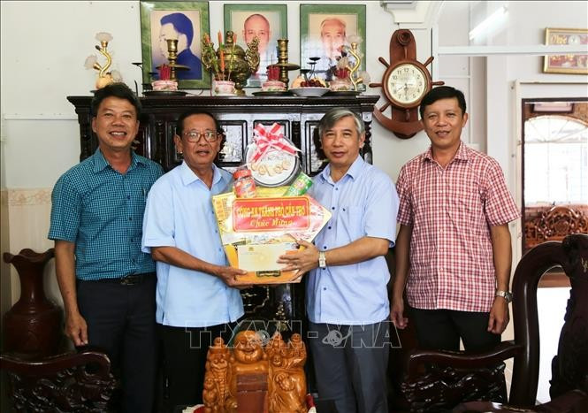 Đại tá Huỳnh Hoài Hận, Phó Giám đốc Công an thành phố Cần Thơ thăm, tặng quà ông Lý Bình Cang, nguyên Tỉnh ủy viên tỉnh Sóc Trăng (cũ). Ảnh: TTXVN phát Đại tá Huỳnh Hoài Hận, Phó Giám đốc Công an thành phố Cần Thơ thăm, tặng quà ông Lý Bình Cang, nguyên Tỉnh ủy viên tỉnh Sóc Trăng (cũ). Ảnh: TTXVN phát