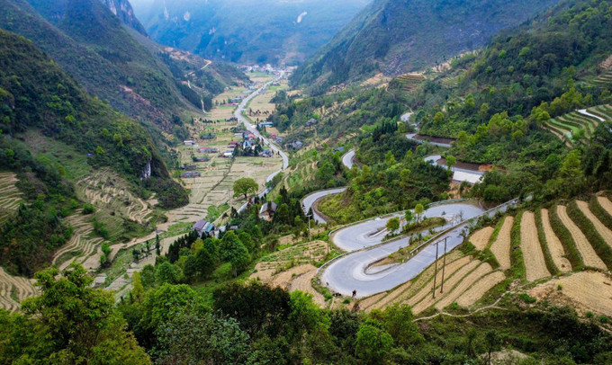 Dốc chín khoanh nằm trên Quốc lộ 4C hay "Con đường Hạnh Phúc". Ảnh: Nam Thái/TTXVN ha-giang.jpg