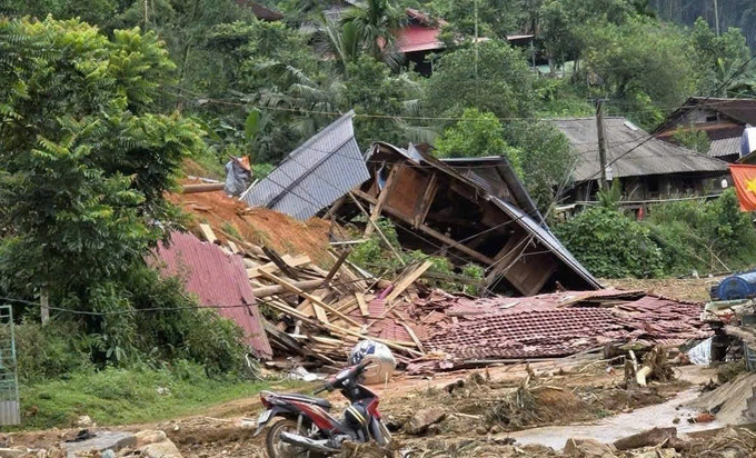 Lũ về kéo theo sạt lở đất đã tàn phá tan hoang nhà cửa của người dân xã Yên Nhân (Thanh Hóa). Ảnh: TTXVN phát potal-mo-duong-rung-tiep-te-cho-800-ho-xa-bien-gioi-thanh-hoa-bi-san-lo-co-lap-8242009.jpg