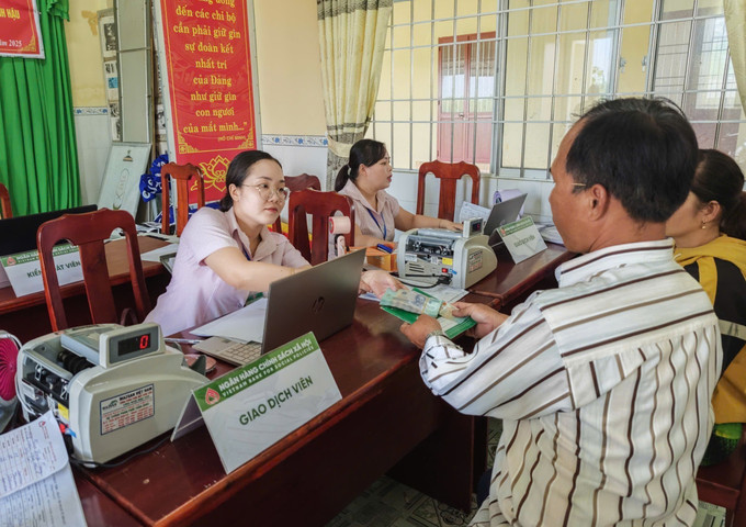 Ngân hàng chính sách xã hội Bạc Liêu (tỉnh Cà Mau) giải ngân nguồn vốn vay ưu đãi giúp đồng bào Khemr phát triển kinh tế, thoát nghèo. Ảnh: TTXVN phát tin-dung-1.jpg