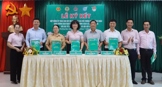 Ngân hàng chính sách xã hội Bạc Liêu (tỉnh Cà Mau) tổ chức ký kết hợp đồng ủy thác cho vay với các tổ chức chính trị xã hội. Ảnh: TTXVN phát