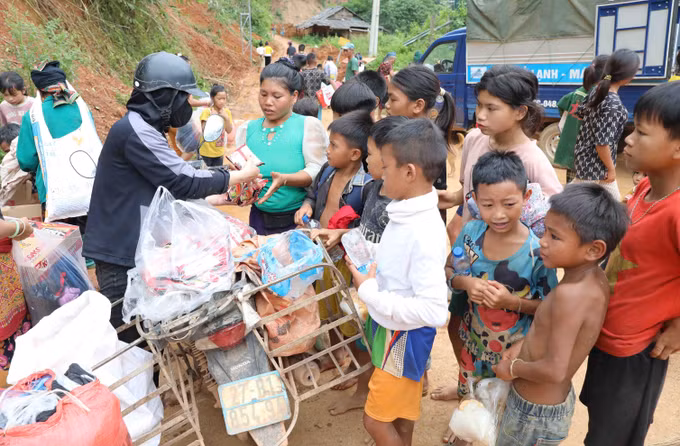 Nhiều tổ chức, cá nhân cứu trợ thực phẩm, đồ dùng thiết yếu cho người dân bản Suối Lư, xâ Na Son.