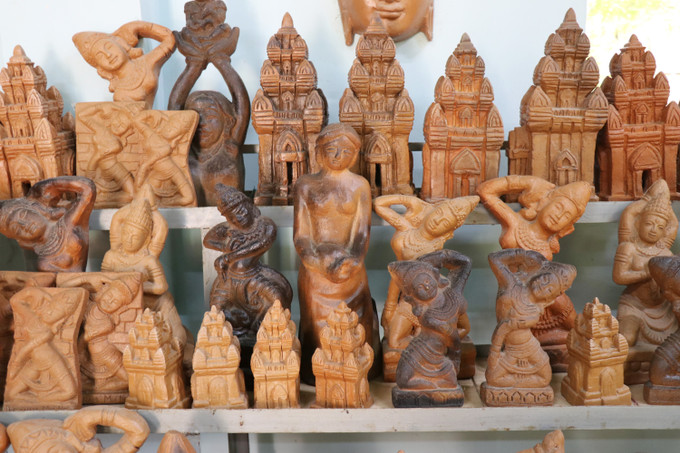 Các sản phẩm gốm thủ công được trưng bày tại Hợp tác xã gốm Chăm Bàu Trúc (xã Ninh Phước, tỉnh Khánh Hòa).