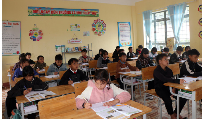 Học sinh trường THCS Măng Cành đều là con em đồng bào các dân tộc thiểu số. Học sinh trường THCS Măng Cành đều là con em đồng bào các dân tộc thiểu số.