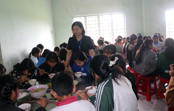 Nhờ sự chăm lo thầy cô giáo cùng chính quyền và các nhà hảo tâm, bữa ăn được cải thiện, giúp học sinh yên tâm đến trường. Nhờ sự chăm lo thầy cô giáo cùng chính quyền và các nhà hảo tâm, bữa ăn được cải thiện, giúp học sinh yên tâm đến trường.