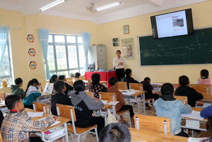Lớp học tại trường THCS Măng Cành được trang bị các thiết bị giảng dạy hiện đại. mang-canh-2.jpg