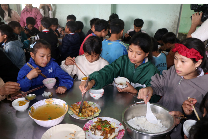 Nhờ sự chăm lo của thầy, cô giáo cùng chính quyền và các nhà hảo tâm, bữa ăn của học sinh được cải thiện, giúp học sinh yên tâm đến trường. Nhờ sự chăm lo của thầy, cô giáo cùng chính quyền và các nhà hảo tâm, bữa ăn của học sinh được cải thiện, giúp học sinh yên tâm đến trường.