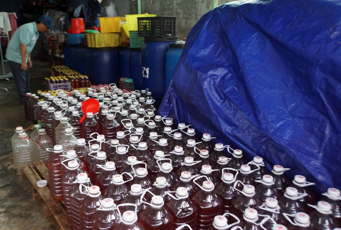 Nước mắm Đề Gi được đóng chai các loại lớn nhỏ, sẵn sàng cung ứng cho thị trường Tết.