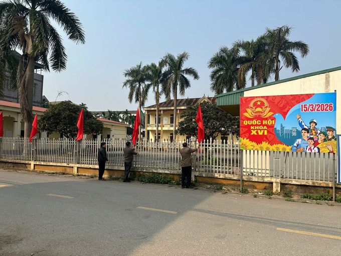 Chính quyền xã Đông Thành treo cờ tuyên truyền ngày bầu cử Đại biểu Quốc hội khóa XVI và đại biểu Hội đồng nhân dân các cấp, nhiệm kỳ 2026 – 2031. Ảnh: Nguyễn Thảo/TTXVN