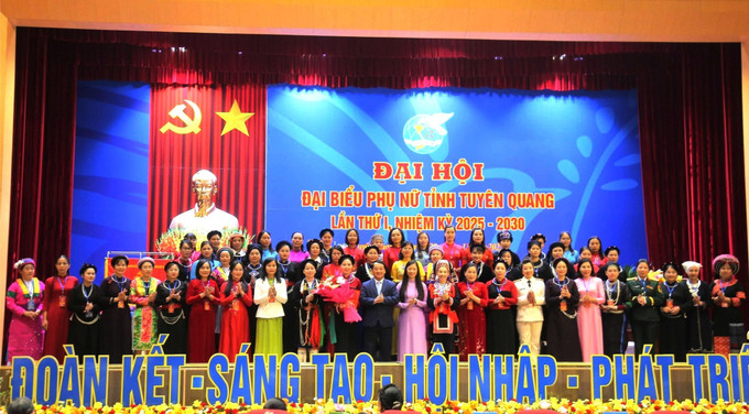 Bí thư Tỉnh ủy Tuyên Quang Hầu A Lềnh tặng hoa chúc mừng Ban Chấp hành Hội Liên hiệp phụ nữ tỉnh Tuyên Quang lần thứ I, nhiệm kỳ 2025 - 2030.