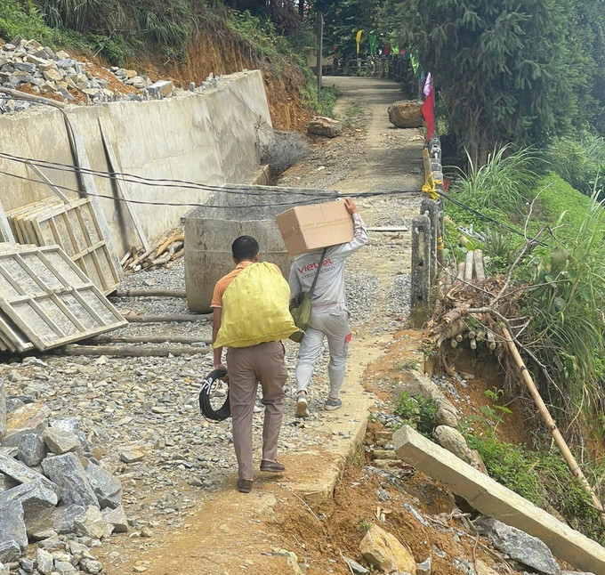 Nhân viên Chi nhánh Viettel Lào Cai vận chuyển thiết bị khắc phục sự cố. Ảnh: TTXVN phát Nhân viên Chi nhánh Viettel Lào Cai vận chuyển thiết bị khắc phục sự cố. Ảnh: TTXVN phát