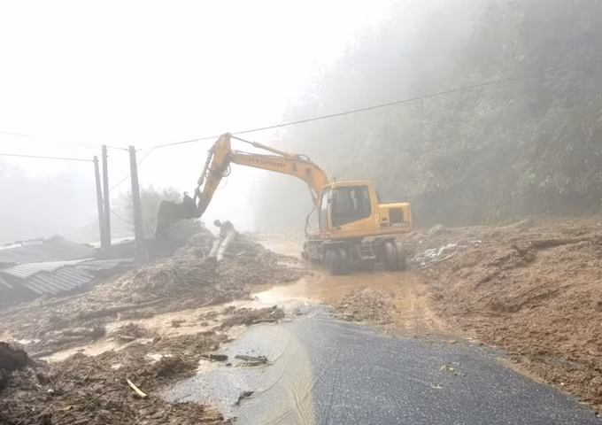 Công ty Cổ phần xây dựng đường bộ I Yên Bái huy động máy móc khắc phục các điểm sạt lở tuyến Quốc lộ 32. Ảnh: TTXVN phát