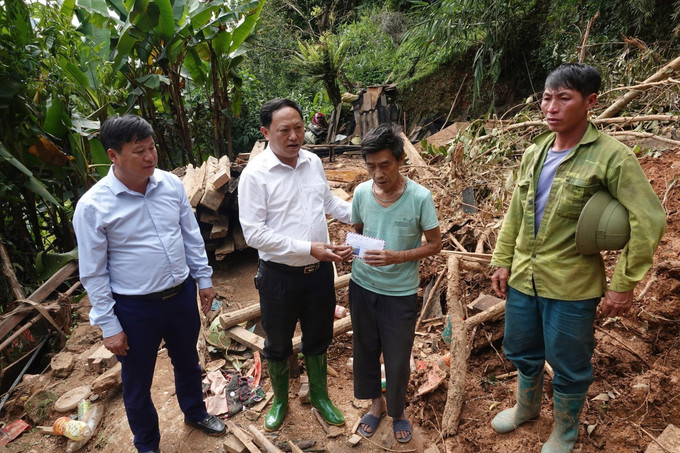 Lãnh đạo chính quyền các địa phương trong tỉnh Lào Cai thăm hỏi người dân bị thiệt hại. Ảnh: TTXVN phát Lãnh đạo chính quyền các địa phương trong tỉnh Lào Cai thăm hỏi người dân bị thiệt hại. Ảnh: TTXVN phát