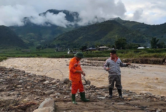 Nhân viên Chi nhánh Viettel Lào Cai khắc phục sự cố về đứt dây mạng. Ảnh: TTXVN phát Nhân viên Chi nhánh Viettel Lào Cai khắc phục sự cố về đứt dây mạng. Ảnh: TTXVN phát