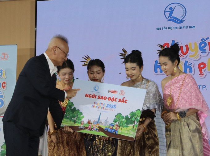 Ông Keneda Hiroki, Tổng Giám đốc Công ty Cổ phần Acecook Việt Nam trao giải thưởng Ngôi sao đặc sắc cho các đội tham gia chương trình. Ông Keneda Hiroki, Tổng Giám đốc Công ty Cổ phần Acecook Việt Nam trao giải thưởng Ngôi sao đặc sắc cho các đội tham gia chương trình.