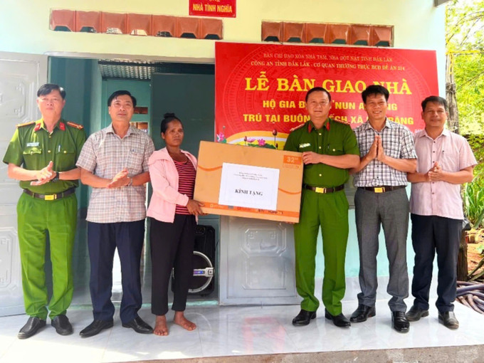 Công an tỉnh Đắk Lắk bàn giao nhà mới cho một hộ dân theo chương trình xóa nhà tạm. Ảnh: TTXVN phát Công an tỉnh Đắk Lắk bàn giao nhà mới cho một hộ dân theo chương trình xóa nhà tạm. Ảnh: TTXVN phát