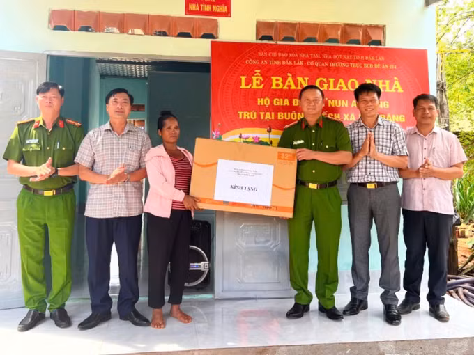 Công an tỉnh Đắk Lắk bàn giao nhà mới cho một hộ dân theo chương trình xóa nhà tạm. Ảnh: TTXVN phát