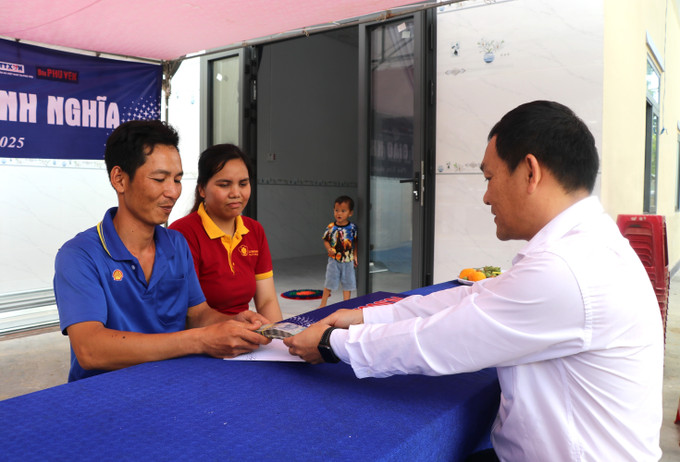 Công ty Điện lực Đắk Lắk trao tiền hỗ trợ xóa nhà tạm cho hộ dân trên địa bàn tỉnh Đắk Lắk. Ảnh: Tường Quân/TTXVN Công ty Điện lực Đắk Lắk trao tiền hỗ trợ xóa nhà tạm cho hộ dân trên địa bàn tỉnh Đắk Lắk. Ảnh: Tường Quân/TTXVN