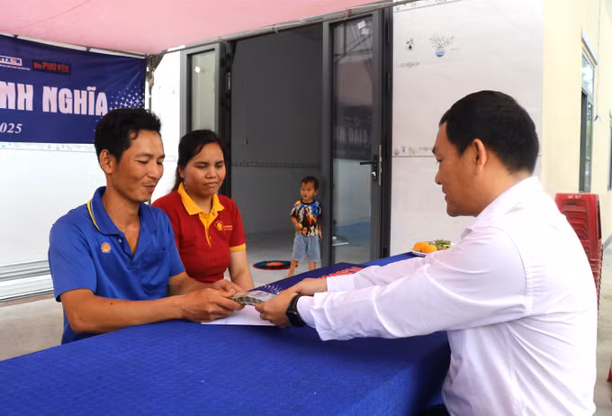 Công ty Điện lực Đắk Lắk trao tiền hỗ trợ xóa nhà tạm cho hộ dân trên địa bàn tỉnh Đắk Lắk. Ảnh: Tường Quân/TTXVN