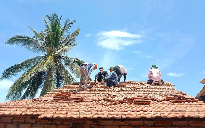 Lực lượng thanh niên và dân quan địa phương góp công xây dựng nhà mới cho người dân tỉnh Đắk Lắk. Ảnh: TTXVN phát Lực lượng thanh niên và dân quan địa phương góp công xây dựng nhà mới cho người dân tỉnh Đắk Lắk. Ảnh: TTXVN phát