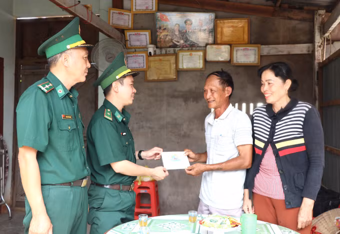 Bộ đội Biên phòng Đắk Lắk tặng quà cho hộ gia đình tại xã Ia Rvê. Ảnh: Tường Quân/TTXVN