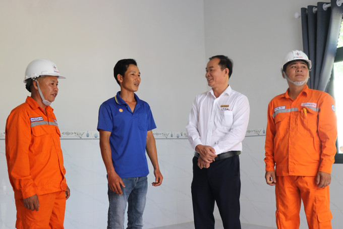 Công nhân Công ty Điện lực Đắk Lắk giúp người dân xây dựng hệ thống điện đảm bảo khi xây dựng nhà mới. Ảnh: Tường Quân/TTXVN Công nhân Công ty Điện lực Đắk Lắk giúp người dân xây dựng hệ thống điện đảm bảo khi xây dựng nhà mới. Ảnh: Tường Quân/TTXVN