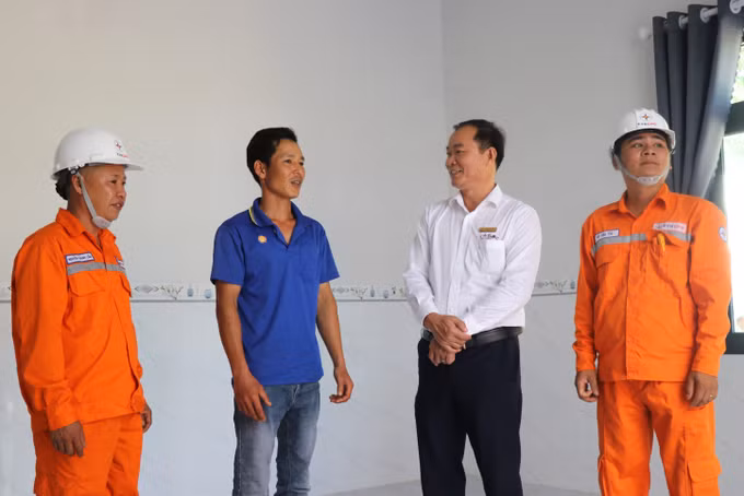 Công nhân Công ty Điện lực Đắk Lắk giúp người dân xây dựng hệ thống điện đảm bảo khi xây dựng nhà mới. Ảnh: Tường Quân/TTXVN