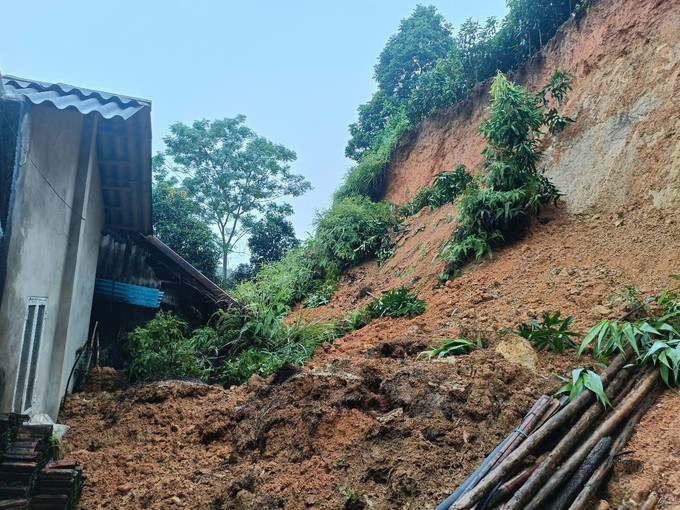 Đến 15 giờ ngày 24/7/2025, toàn tỉnh Lào Cai có 425 hộ dân phải di dời đến nơi an toàn do nằm trong khu vực nguy cơ sạt lở, lũ quét. Ảnh: TTXVN phát lao-cai-1.jpg