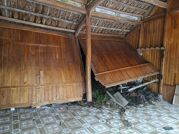 Mưa lớn kéo dài gây sạt lở làm hỏng nhà của người dân Lào Cai. Ảnh: TTXVN phát Mưa lớn kéo dài gây sạt lở làm hỏng nhà của người dân Lào Cai. Ảnh: TTXVN phát